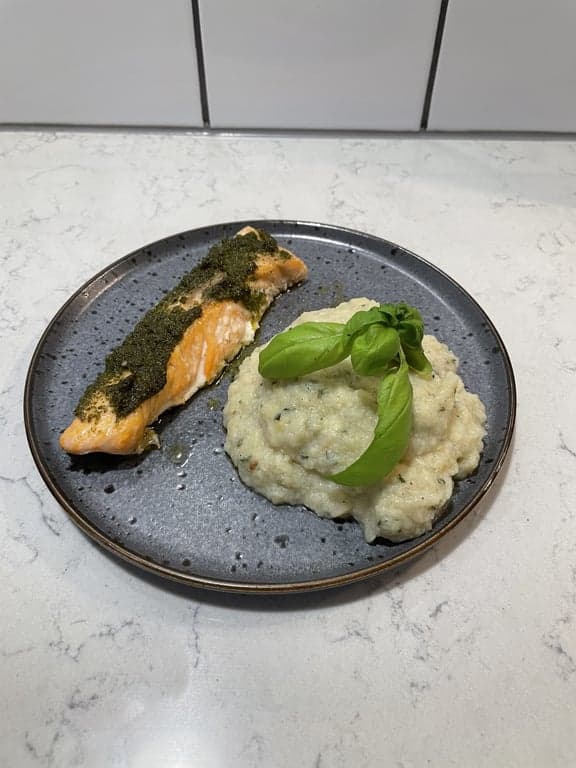 Pestolax med blomkålspuré