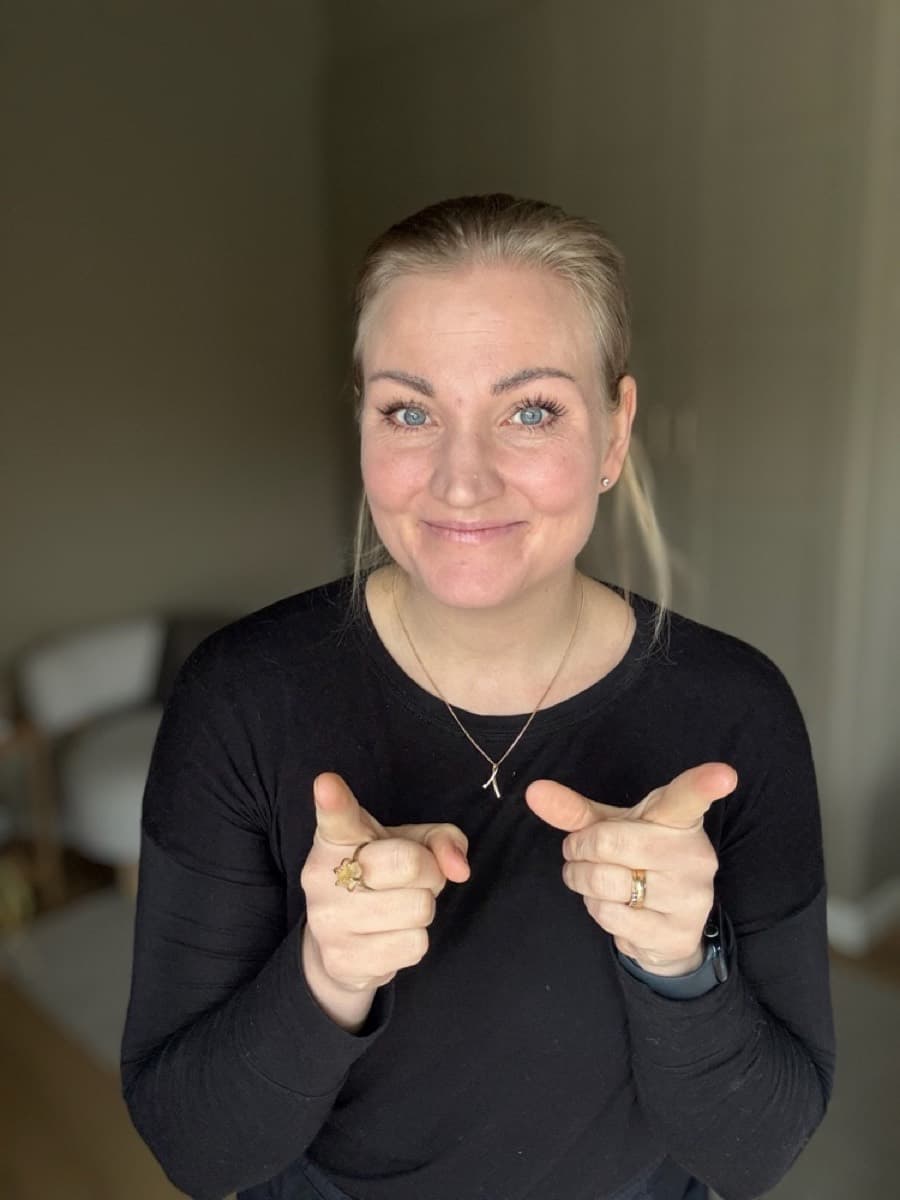 Charlotte Steinwig pratar till kameran