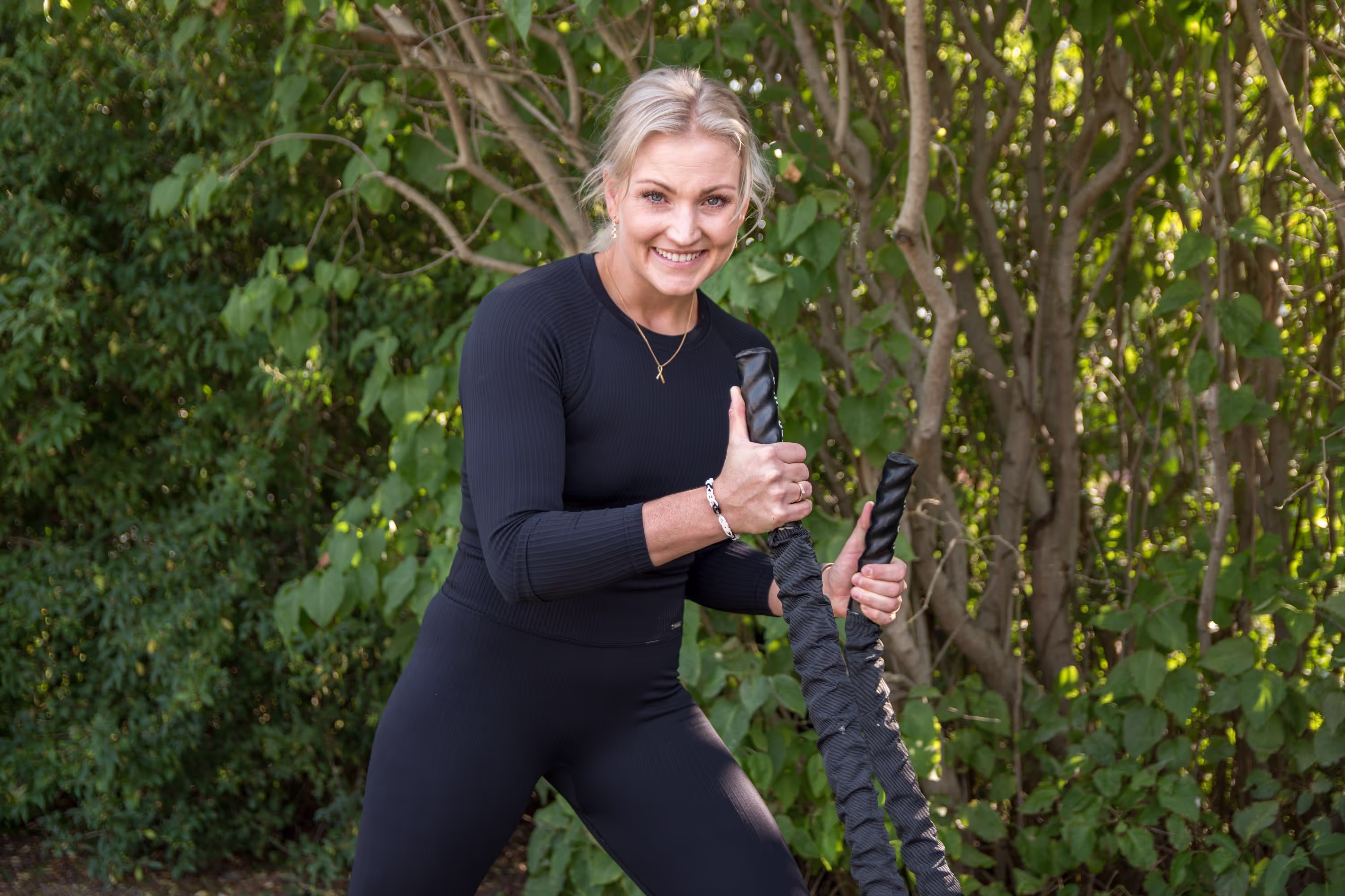 Kvinna som håller i battle rope