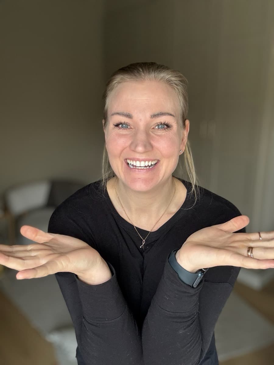 Charlotte Steinwig skrattar med öppna händer